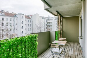 Outdoor dining - Bright Landstraße 1BR w/ Gym & Sauna, near S-Bahn S7, by Blueground (Vienna)