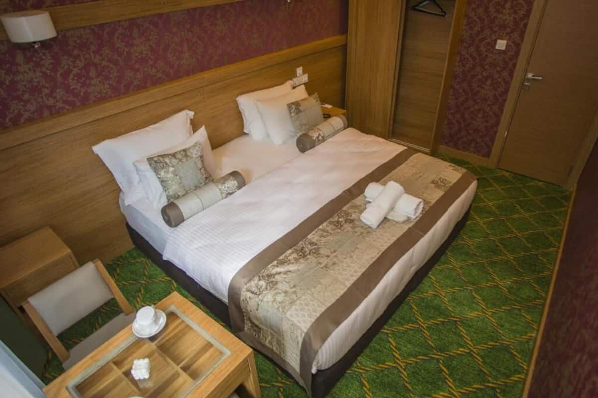 Deluxe Suite | 1 bedroom, Egyptian cotton sheets, premium bedding, free minibar items