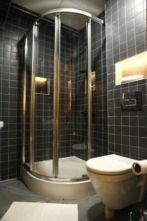 City-Dreibettzimmer | Badezimmer | Dusche, Regendusche, Haartrockner, Hausschuhe