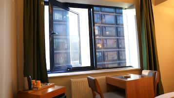 Estudio Confort, baño en la habitación, vista a la ciudad | 1 habitación, sábanas de algodón egipcio y ropa de cama de alta calidad