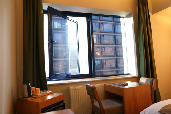 Comfort Studio, Ensuite, City View | 1 bedroom, Egyptian cotton sheets, premium bedding, free minibar items