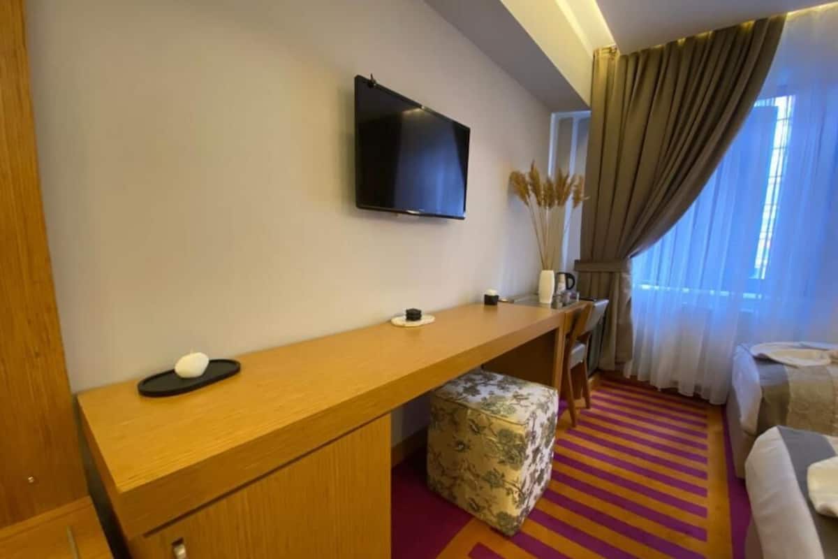 City-Dreibettzimmer | Wohnbereich | 32-Zoll-LED-Fernseher mit Satellitenempfang, Fernseher