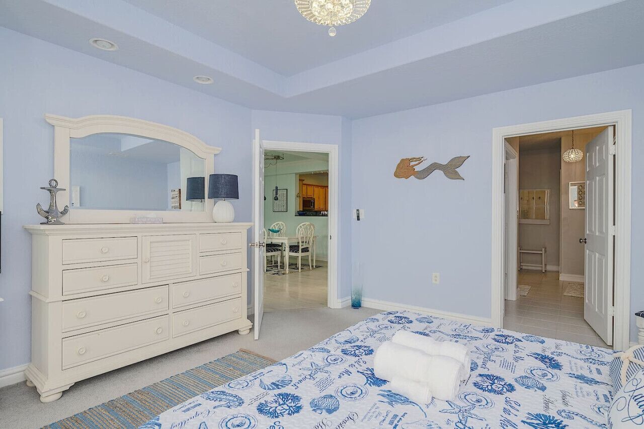 4 bedrooms, desk, iron/ironing board, travel crib