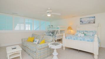 4 sovrum, skrivbord, strykjärn/strykbräda och resesäng