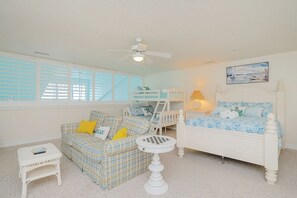 4 soverom, skrivebord, strykejern/-brett og reiseseng for barn