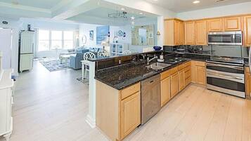 Kylskåp, mikrovågsugn, ugn och spishäll