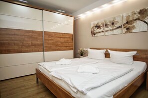 1 bedroom, desk, WiFi