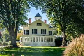 Exterior - Center Of It All: 454-Cv  Sea Captain's Estate with Heated Pool and Pickle Ball Court (Centerville)