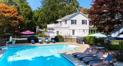 Center Of It All: 454-Cv Sea Captain's Estate with Heated Pool and Pickle Ball Court