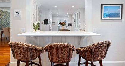 Center Of It All: 454-Cv Sea Captain's Estate with Heated Pool and Pickle Ball Court