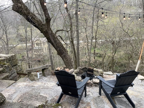 Property grounds - Downtown Parking Fox Den at The Mary Margaret (Eureka Springs)