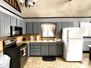 Een koelkast, een microgolfoven, een oven, een kookplaat