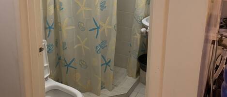 Ensemble douche/baignoire, bidet, papier toilette