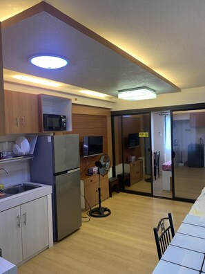 電子レンジ、ダイニングテーブル