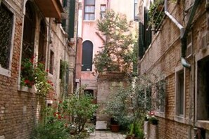 Unclassified image, 4 of 18, button