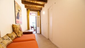 A room with a bed, a wooden ceiling, a door, and a view of the outside. - Apartment Campaniel Veneziacentopercento (Venezia)