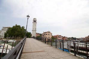 Unclassified image, 5 of 23, button