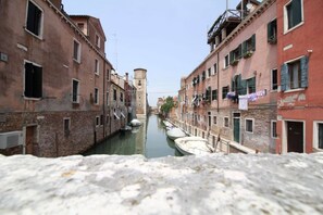 Unclassified image, 3 of 23, button