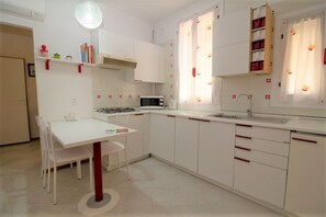 Jääkaappi, mikroaaltouuni, liesi, keittoastiat/astiat/ruokailuvälineet