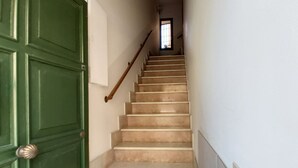 Una escalera con barandilla de madera que lleva a un rellano.