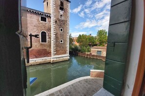 Unclassified image, 2 of 14, button