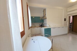 Kühlschrank, Mikrowelle, Herdplatte, Kochgeschirr/Geschirr/Besteck