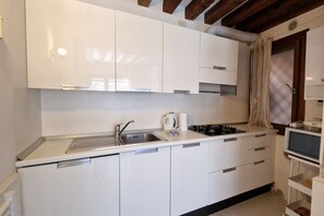 Fridge, microwave, oven, stovetop - Ca' Riello Apartment - Veneziacentopercento (Venezia)