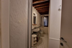 Dusche, Haartrockner, Bidet, Handtücher