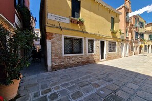 Unclassified image, 3 of 21, button