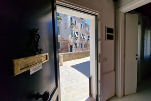 Unclassified image, 4 of 21, button