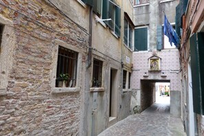 Unclassified image, 5 of 21, button