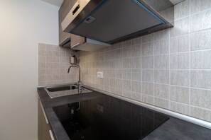 冷蔵庫、電子レンジ、オーブン、コンロ