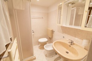 Regadera, secadora de cabello, bidet, toallas 