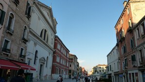 A historic street with buildings featuring classical architecture, including arched windows and decorative facades. - Picenin Apartment - Veneziacentopercento (Venezia)