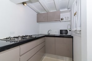 Réfrigérateur, micro-ondes, four, plaque de cuisson
