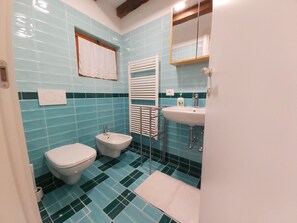 Douche, sĂšche-cheveux, bidet, serviettes fournies
