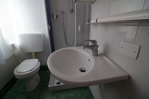 Dusche, Haartrockner, Bidet, Handtücher