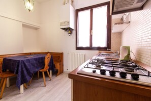 Refrigerador, microondas, parrilla de estufa y tetera eléctrica 