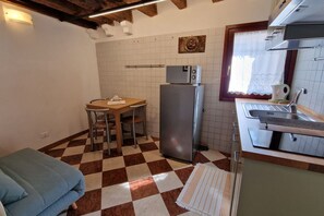 Cookware/dishes/utensils