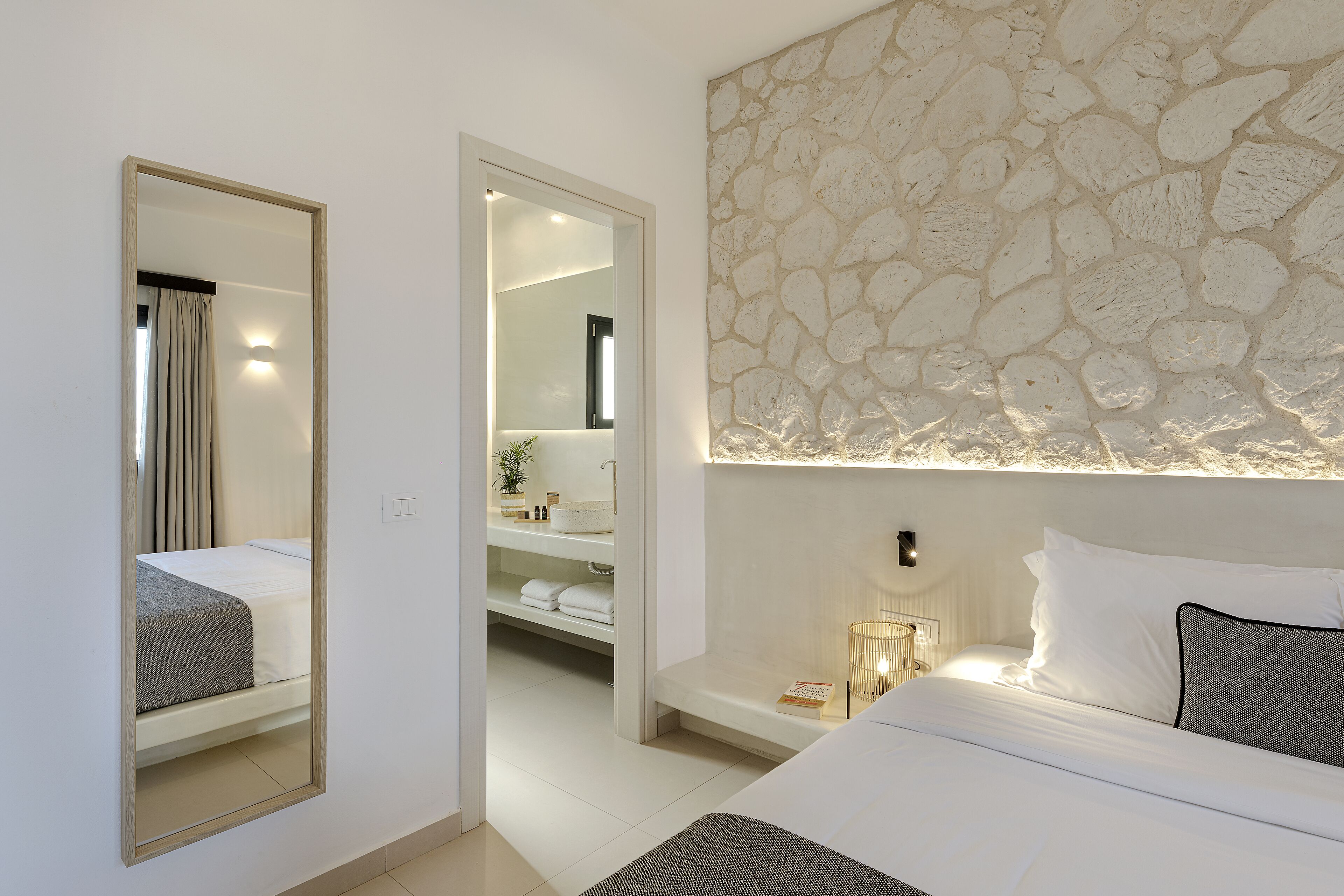 Suíte executiva, vista para a piscina | Área de estar | TV de tela plana 32 polegadas com canais a cabo, TV