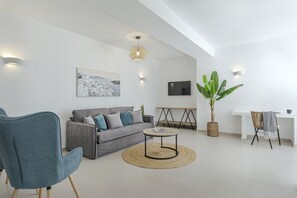 Economy kamer | Woonruimte | Een 32-inch flatscreentelevisie met kabelzenders en een televisie