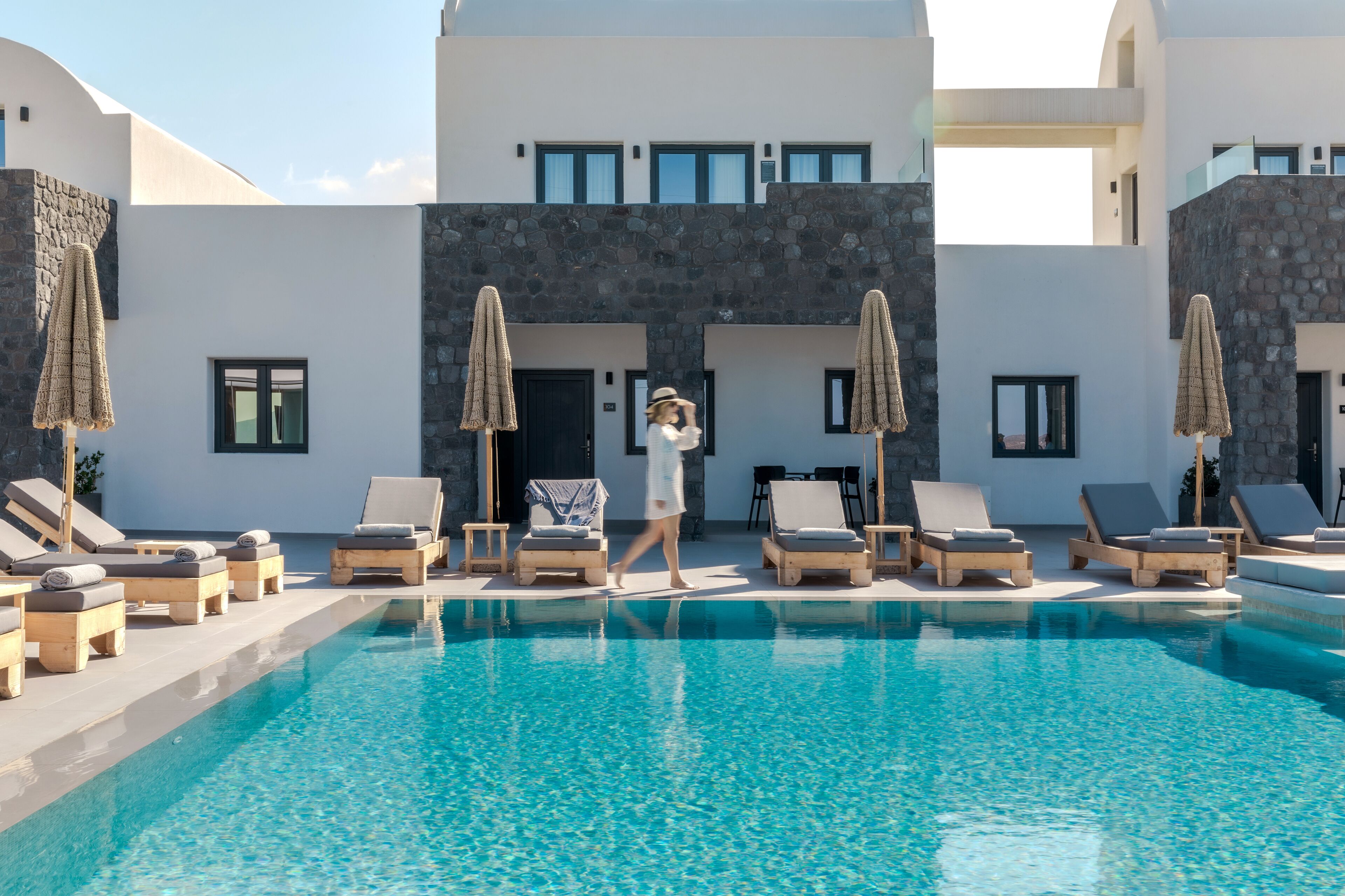 室外泳池；09:00 至 20:00 開放；躺椅