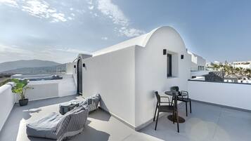 Deluxe Suite, Hot Tub, Sea View | Balcony view