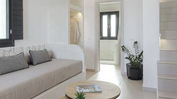 Deluxe Suite, Hot Tub, Sea View | Living area