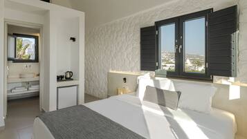 Minibar, in-room safe, laptop workspace, blackout drapes