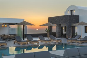 Piscine extérieure, chaises longues