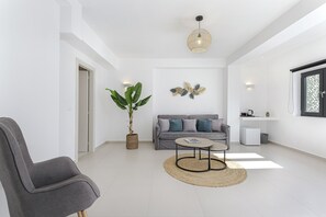 Economy kamer | Woonruimte | Een 32-inch flatscreentelevisie met kabelzenders en een televisie