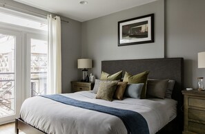 4 slaapkamers, een bureau, een strijkplank/strijkijzer, reisbedje