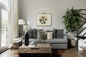 Een smart-tv, een open haard, een dvd-speler en boeken