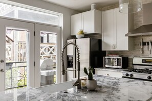 Een koelkast, een magnetron, een oven, een kookplaat